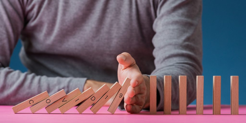 man stopt het domino effect